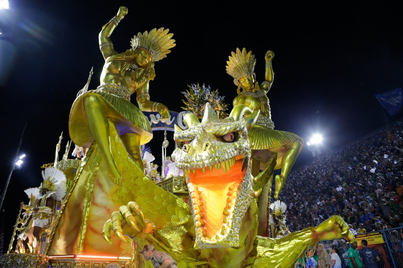 Beija-Flor remonta a independência colocando o povo no protagonismo da história — Foto: Domingos Peixoto