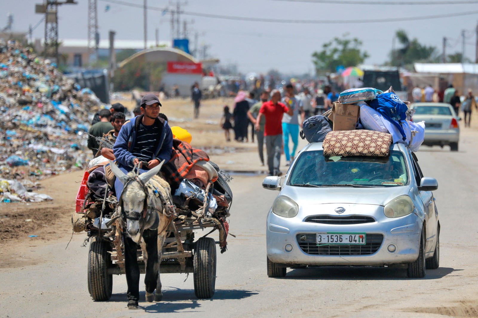 Palestinos deixam Rafah após ordem de evacuação do Exército israelense — Foto: AFP
