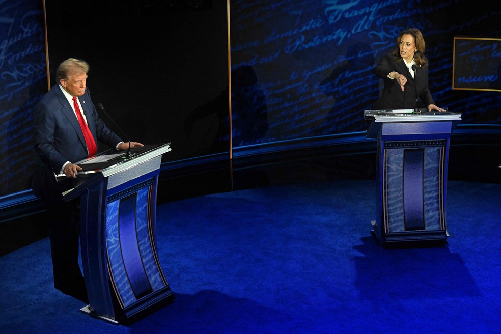 Trump desvia olhar enquanto Kamala fala e gesticula com polegar para baixo — Foto: Saul Loeb/AFP