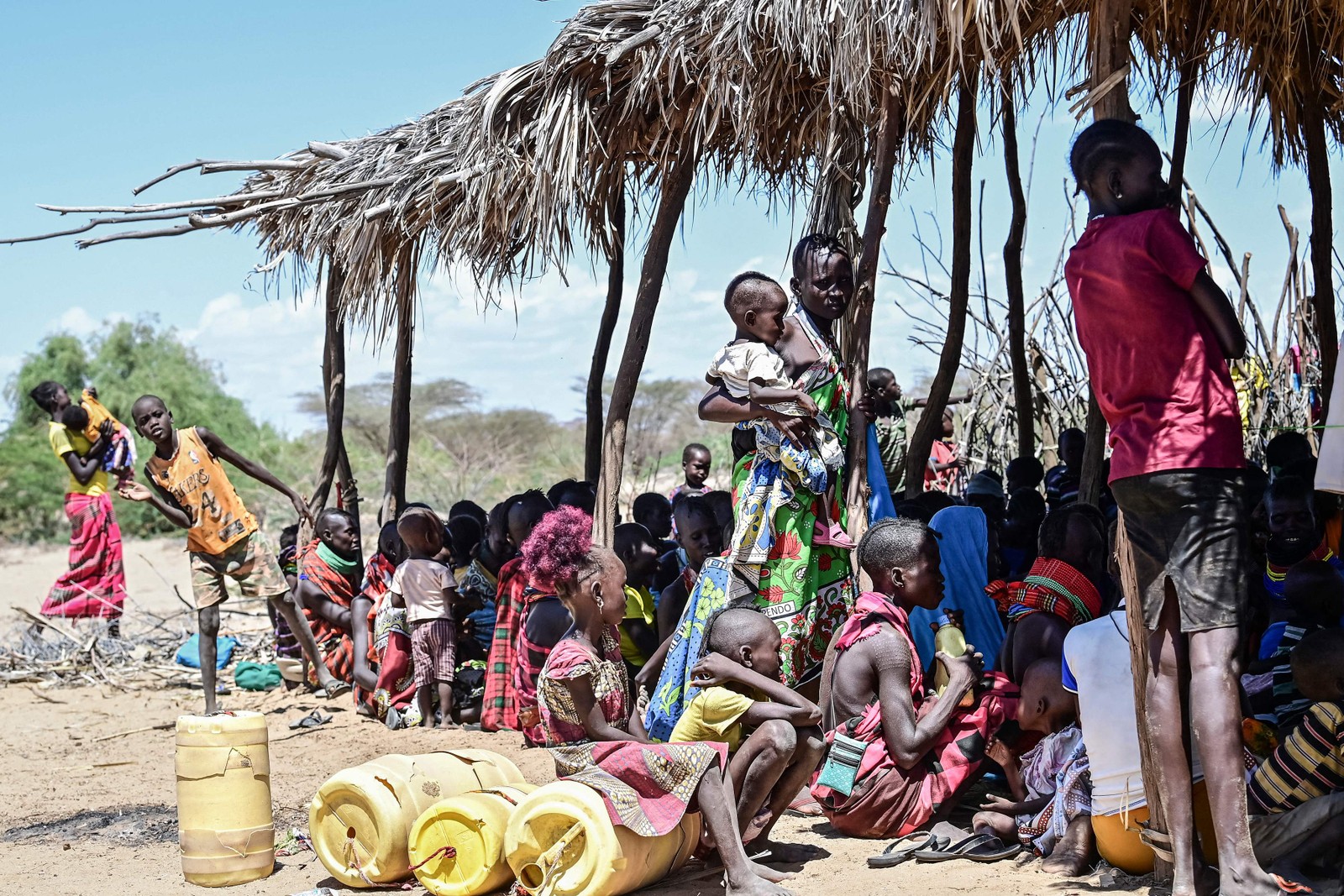 Mulheres da pastoral Turkana esperam em uma clínica comunitária de intervenção da seca, organizada pela Onu, na aldeia Nadoto — Foto: Tony Karumba / AFP