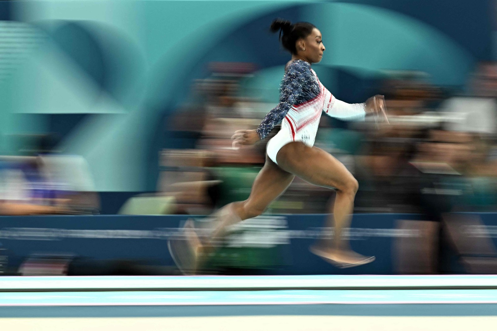 A americana Simone Biles compete na prova de salto na final por equipes femininas de ginástica artística — Foto: Lionel Bonaventure / AFP