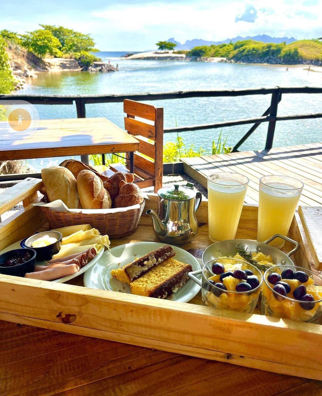 Às margens da Lagoa de Itaipu, o Laguna (3492-4431) tem combos como o Café Laguna, para dois, que custa R$ 89,90 e tem cesta de pães, frios, ovo cremoso, bolo do dia, manteiga, requeijão, geleia, frutas picadas e waffle de pão de queijo — Foto: Divulgação