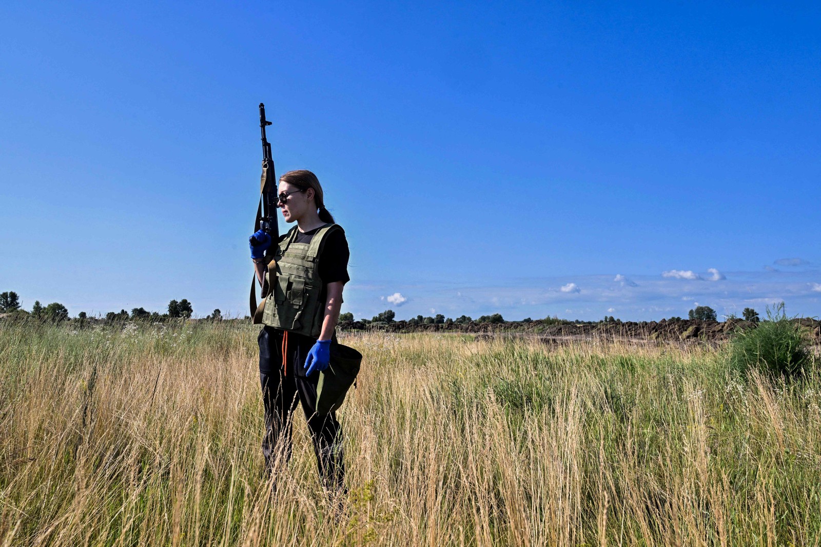 Militares ucranianas geralmente precisam ajustar os trajes que recebem ou comprar de forças armadas de outros países — Foto: Sergei SUPINSKY / AFP