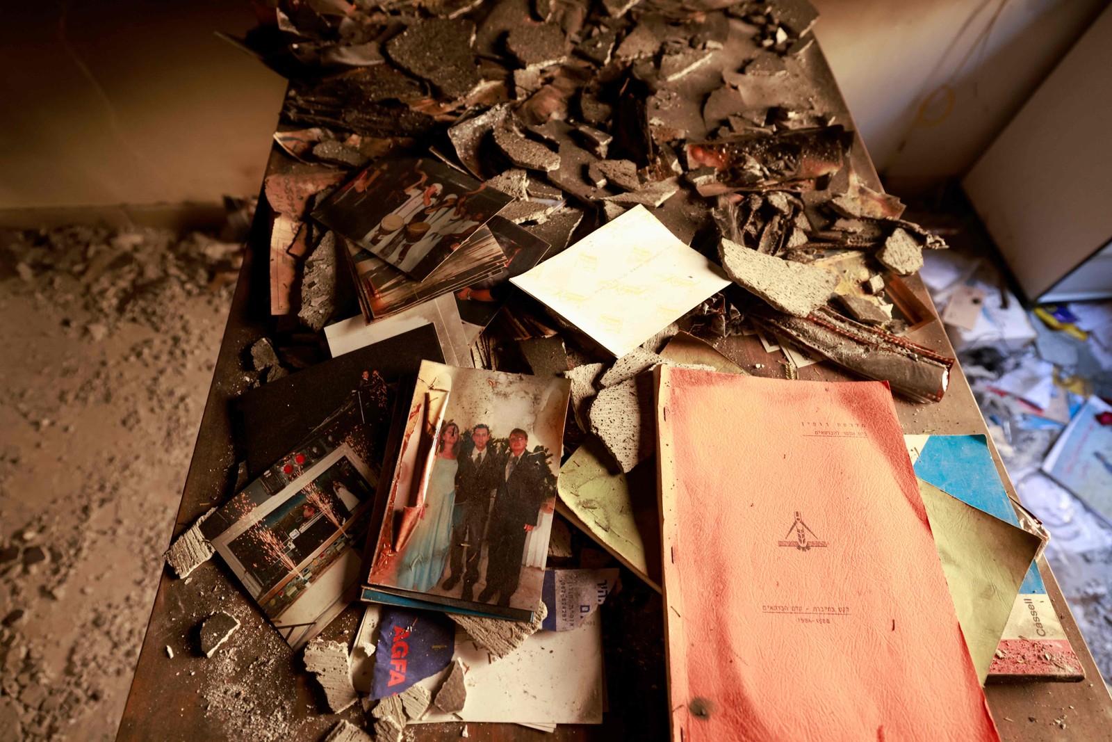 Interior de um edifício destruido no kibutz Nir Oz, ao longo da fronteira com a Faixa de Gaza, após o ataque de 7 de outubro por militantes do Hamas. — Foto: Menahem KAHANA / AFP