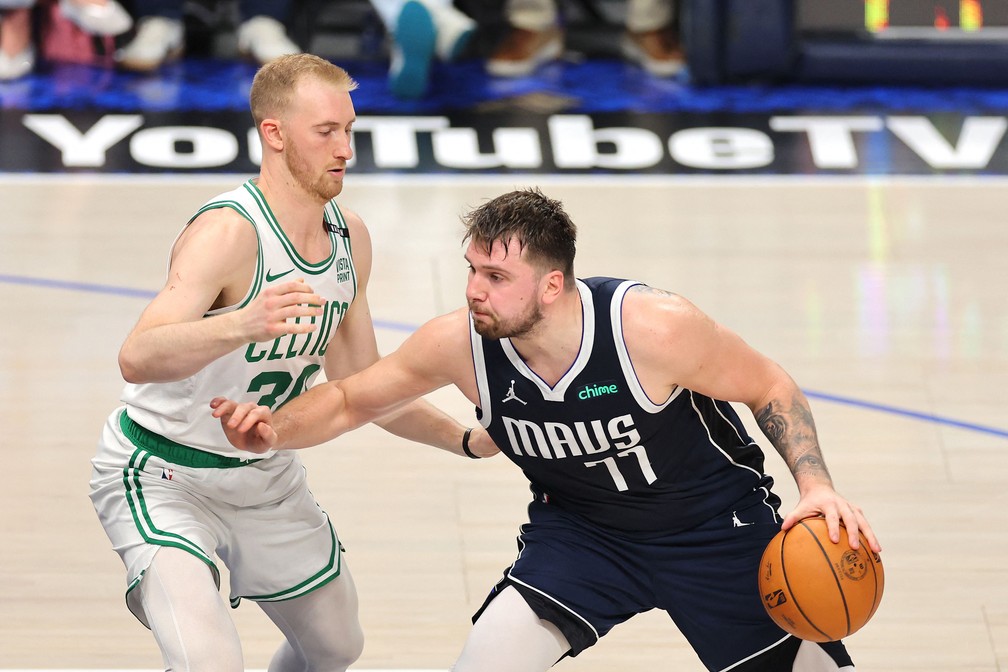 Doncic enfrenta marcação de Hauser — Foto: Stacy Revere/Getty Images/AFP