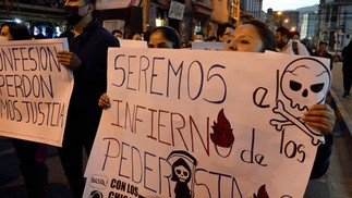 Membros de organizações pelos direitos infantis protestam contra casos de pedofilia por padres de internato católico em Cochabamba, Bolívia — Foto: Fernando Cartagena / AFP