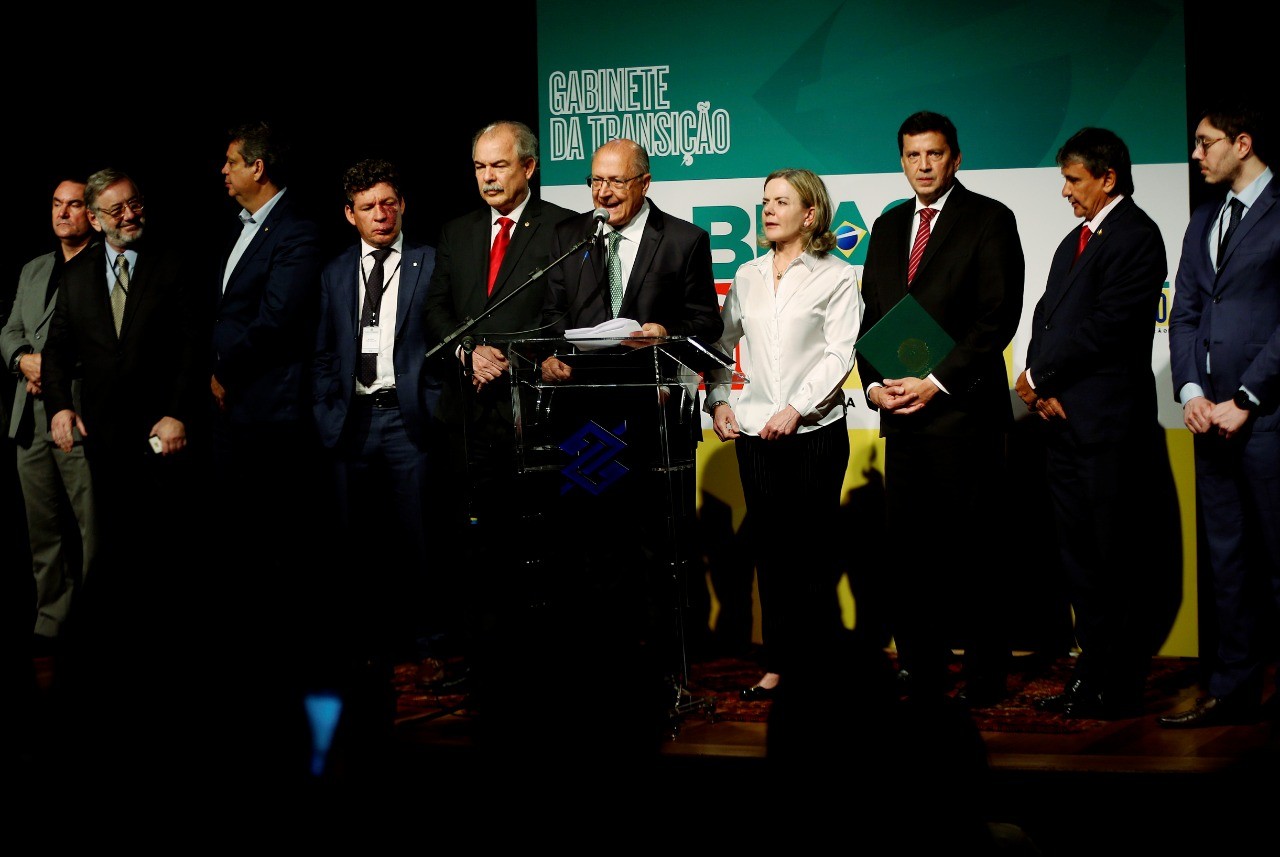 Alckmin acompanhado de Gleisi Hoffmann, Mercadante e outros para anunciar novos nomes da Transição — Foto: Cristiano Mariz/Agência O Globo