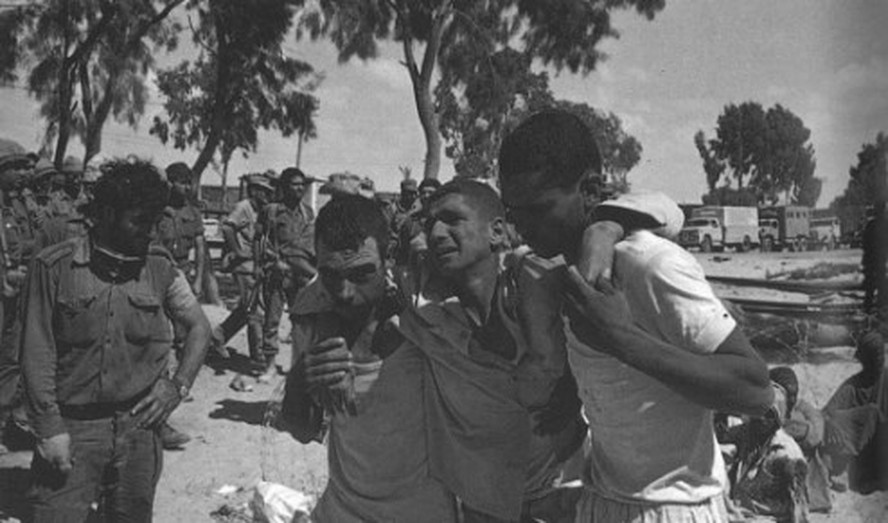 Prisioneiros egípcios são observados por soldados israelenses em 1973