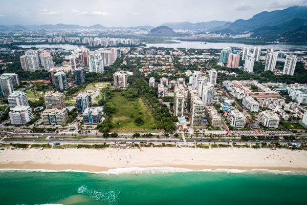 Terreno de família de banqueiro na Barra da Tijuca é vendido por R$ 370 milhões para a construção de condomínio de luxo Local pertencia às herdeiras do banqueiro Aloysio de Andrade Faria, morto em 2020, e foi comprado por duas construtoras.