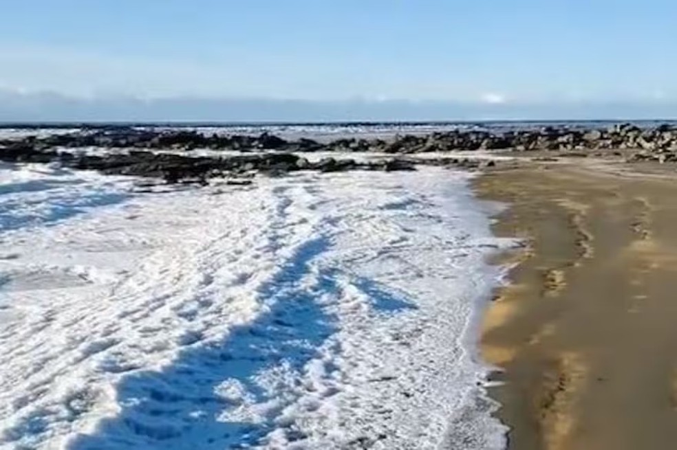 Espetáculo incomum: temperaturas extremas congelam ondas do mar na Terra do Fogo — Foto: Reprodução/X