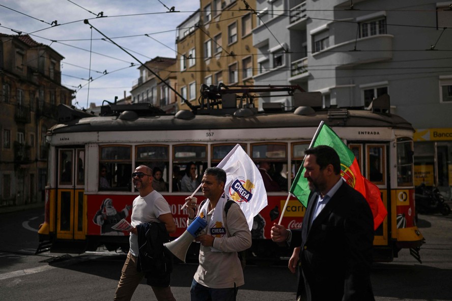 Simpatizantes do partido de ultradireita Chega caminham por Lisboa durante a campanha