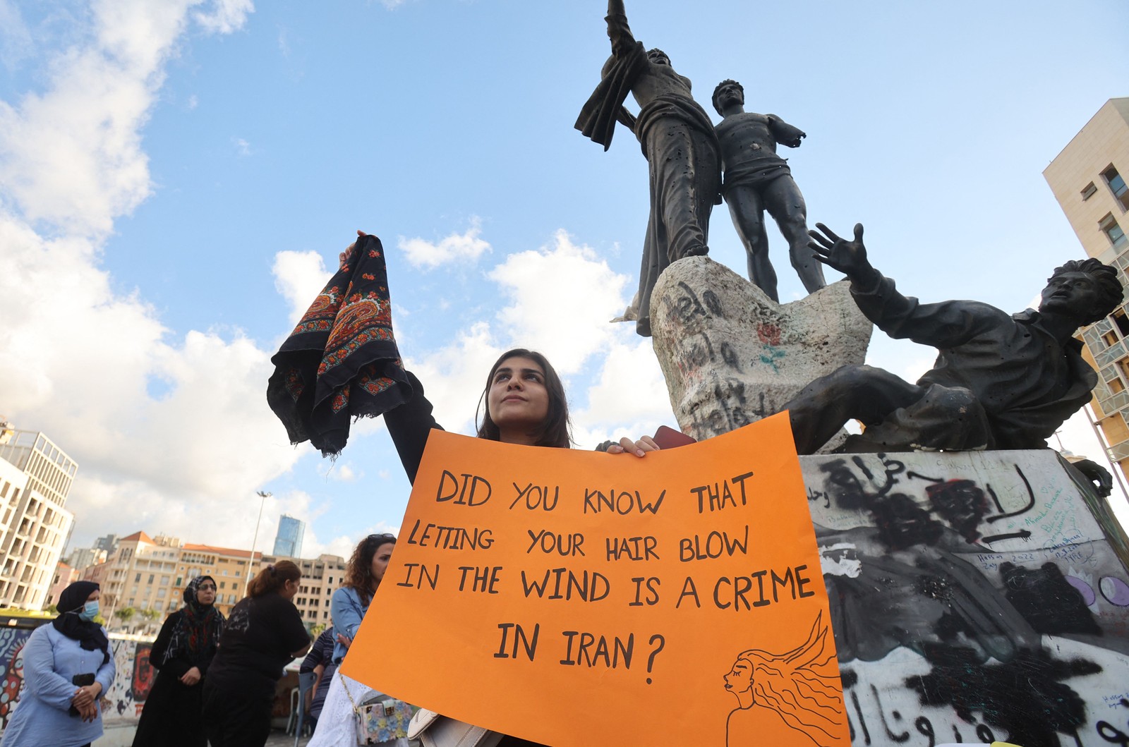 Curdas e libanesas participam de um protesto no centro da capital Beirute — Foto: ANWAR AMRO / AFP