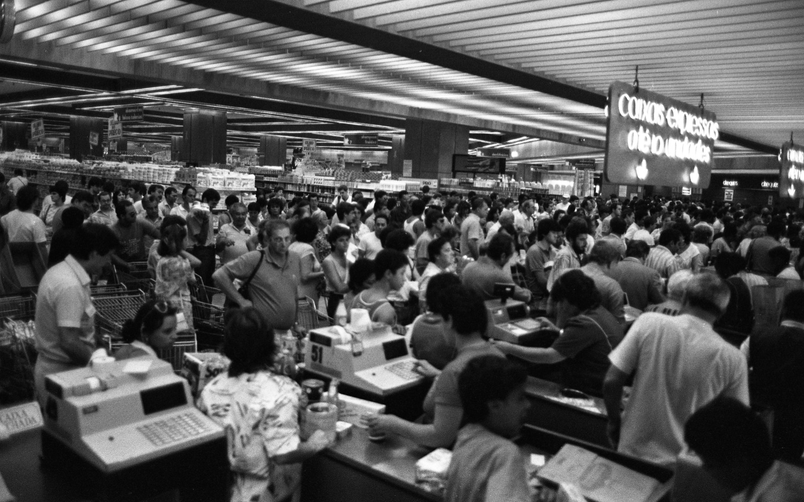Com medo do desabastecimento, consumidores lotam supermercado em São Paulo — Foto: Olivio Lamas / Agência O Globo