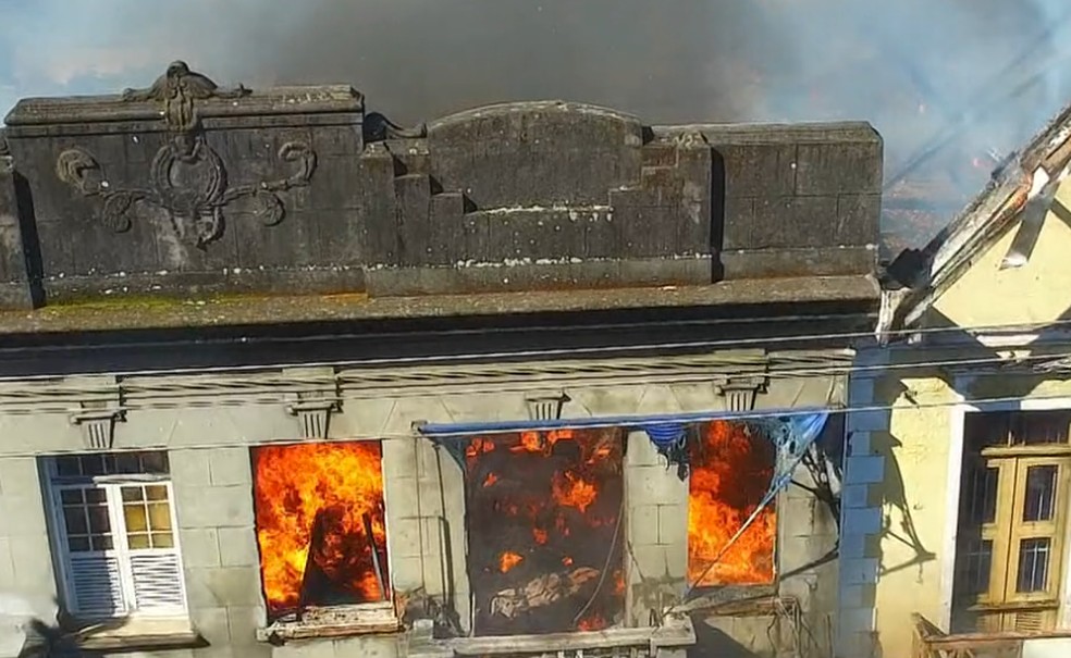 Prédio foi tomado pelo fogo — Foto: Reprodução/TV Globo