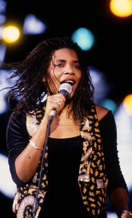 Margareth Menezes em show no Hollywood Rock 1990, na Praça da Apoteose.  — Foto: Guilherme Bastos / Agência O Globo