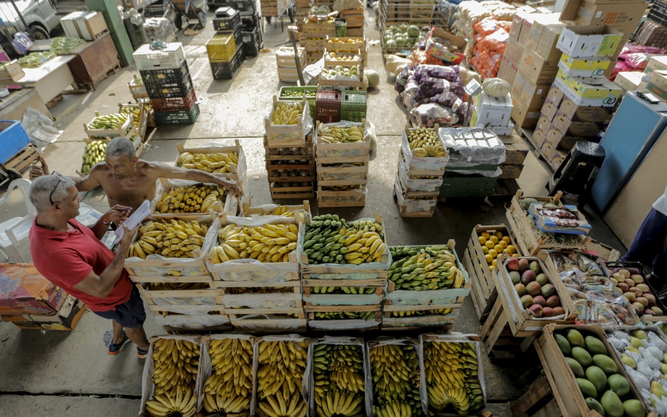 Bananas: a caixa da fruta, que custava R$ 60, agora está saindo por R$ 100 — Foto: Gabriel de Paiva / Agência O Globo