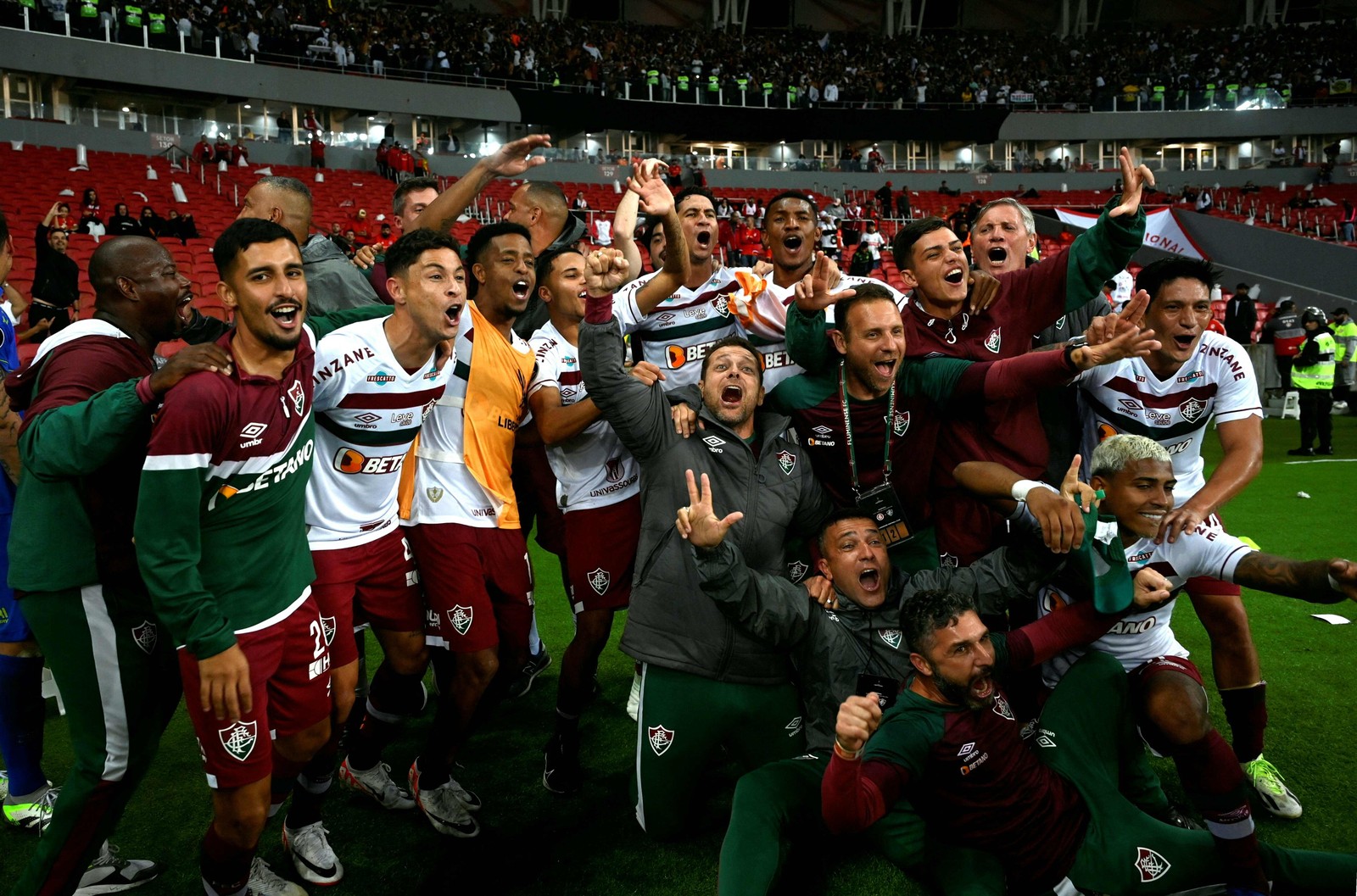 Jogadores do Fluminense celebram vitória contra o Internacional — Foto: MAURO PIMENTEL / AFP