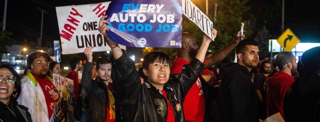 O sindicato dos trabalhadores automotivos dos EUA anunciou o início de uma greve em três fábricas da Ford, GM e Stellantis pouco depois da meia-noite de quinta-feira, quando expirou o prazo para chegar a um acordo com os empregadores sobre um novo contrato. — Foto: Matthew Hatcher/AFP