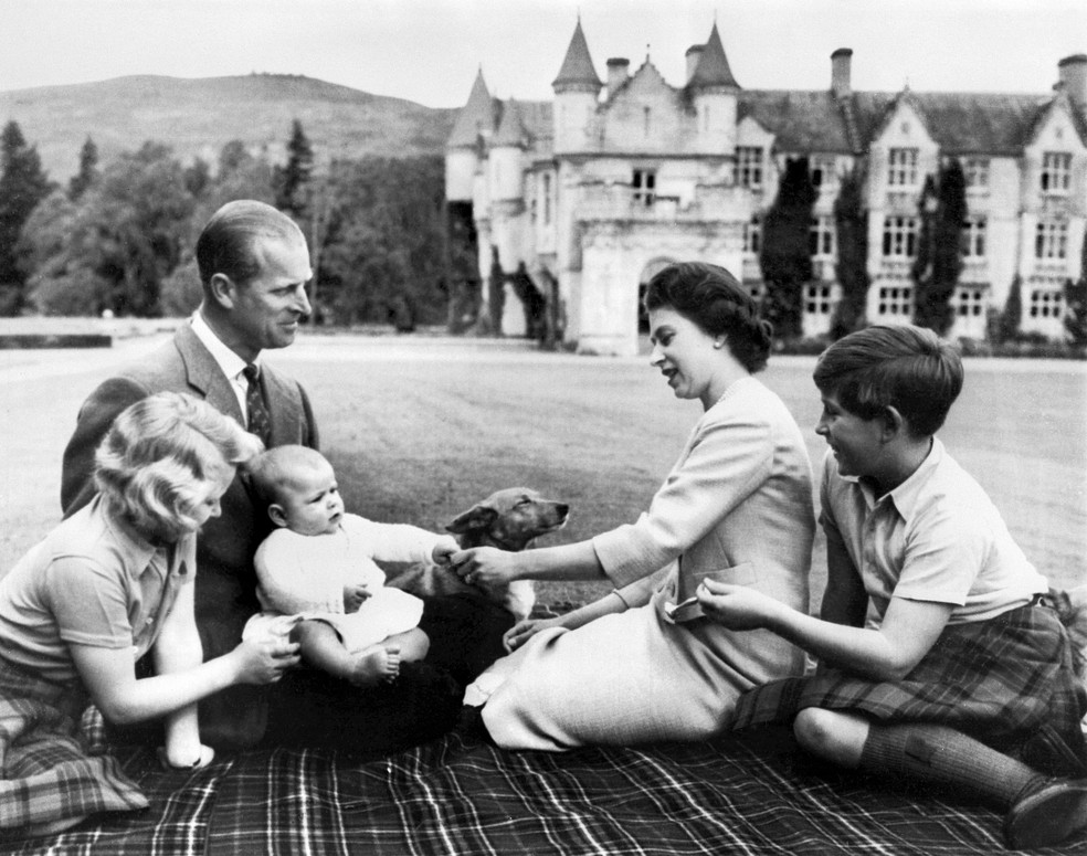 A rainha Elizabeth II, o príncipe britânico Philip, duque de Edimburgo, e seus três filhos, Príncipe Charles, Princesa Anne e Príncipe Andrew posam nos terrenos do Castelo de Balmoral, perto da vila de Crathie, em Aberdeenshire, em 1960. — Foto: AFP