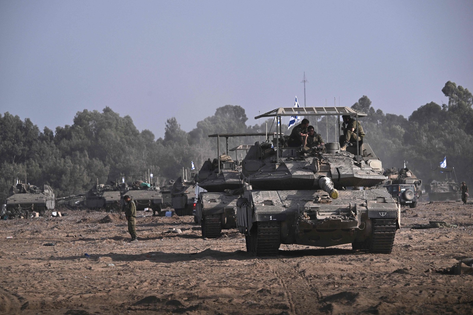 Veículos blindados e tanques militares israelenses são posicionados ao longo da fronteira de Israel com Gaza — Foto: Aris MESSINIS/AFP