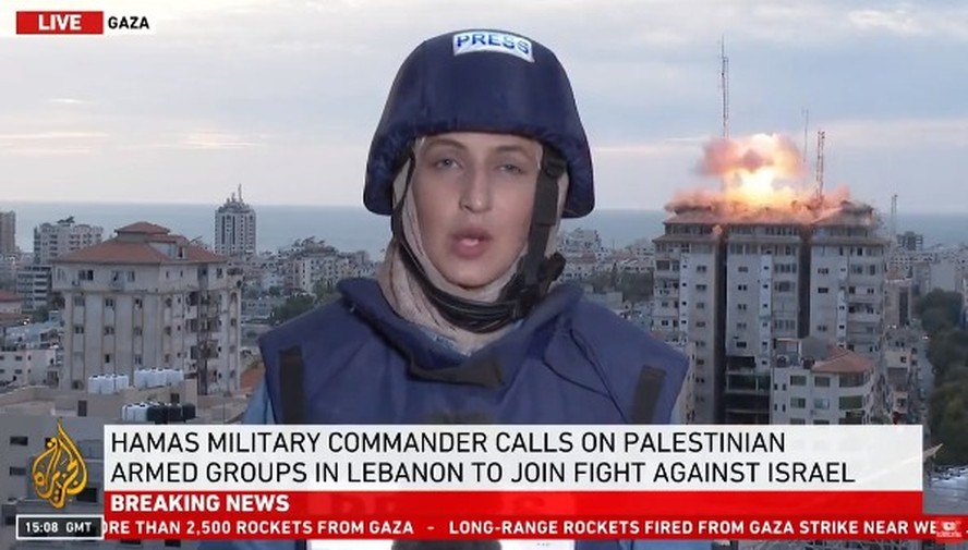 Repórter da Al Jazeera é surpreendida em explosão em Gaza durante ao vivo