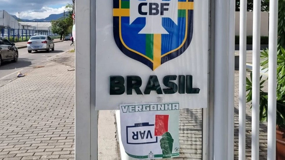 Organizada do Palmeiras protesta contra arbitragem — Foto: Reprodução