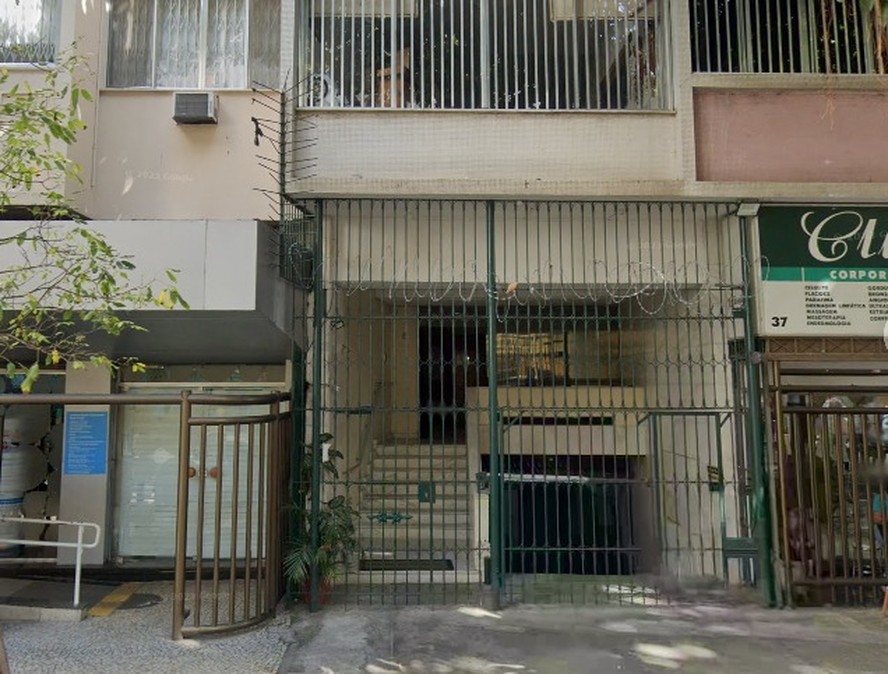 Edifício onde um homem foi encontrado morto em elevador, em Copacabana