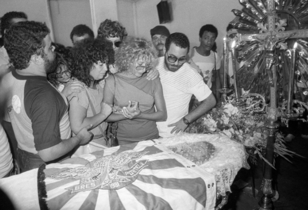 Velório de Clara Nunes na quadra da Portela, em 1983 — Foto: Otávio Magalhães/Agência O GLOBO