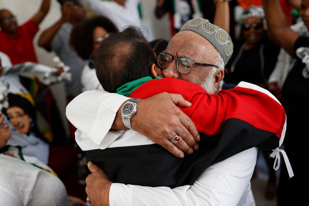 Apoiadores da causa palestina comemoram após a decisão do CIJ — Foto: Phill Magakoe/AFP