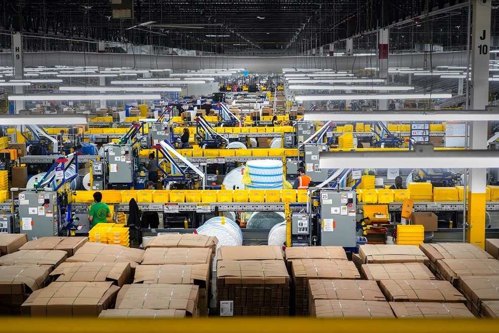 O gigantesco armazém de Staten Island da Amazon, que atende Nova York:  desempenho dos funcionários é monitorado em tempo real, com metas de ritmo de empacotamento por minutos NYT — Foto:         