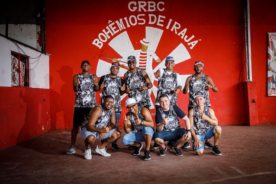 Em pé: os MCs Danda, André do Alto, Kacau, Teko e Mascote. Embaixo: Ceejay, Buchecha, Amaro e Sinistro