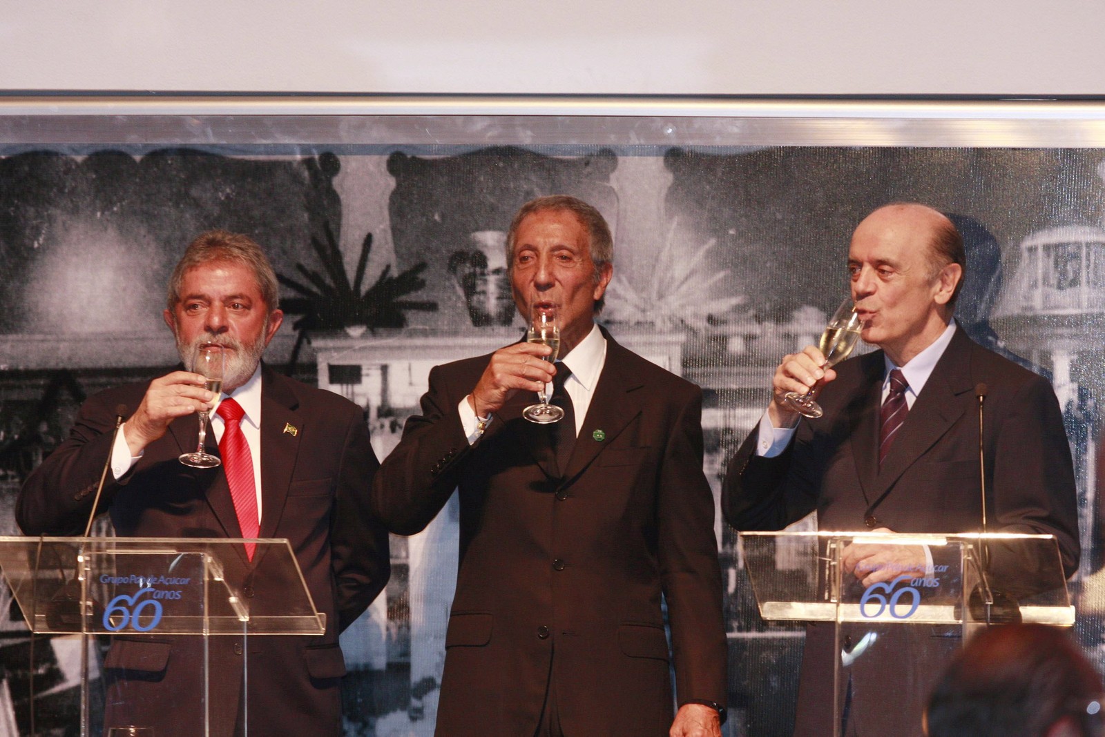 Abilio Diniz, Lula e José Serra nas comemorações dos 60 anos do grupo Pão de Açúcar — Foto: Edilson Dantas
