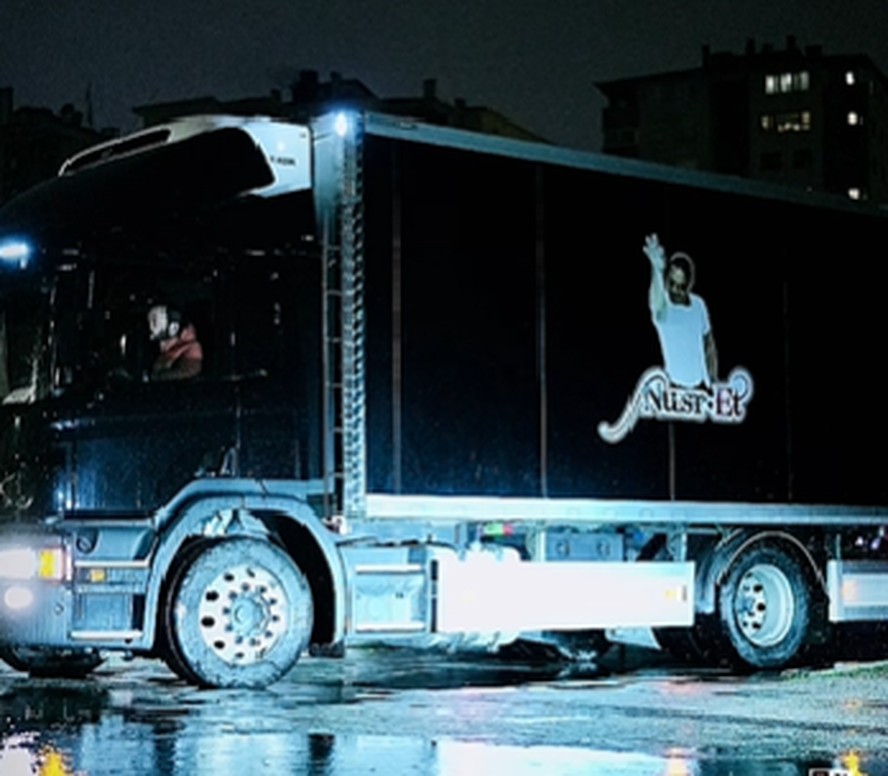 Salt Bae distribui comida para vítimas de terremoto