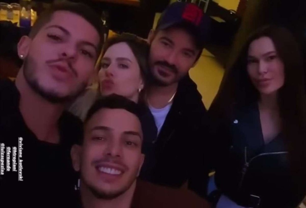 Fernando Zor com namorada e amigos — Foto: Reprodução / Instagram