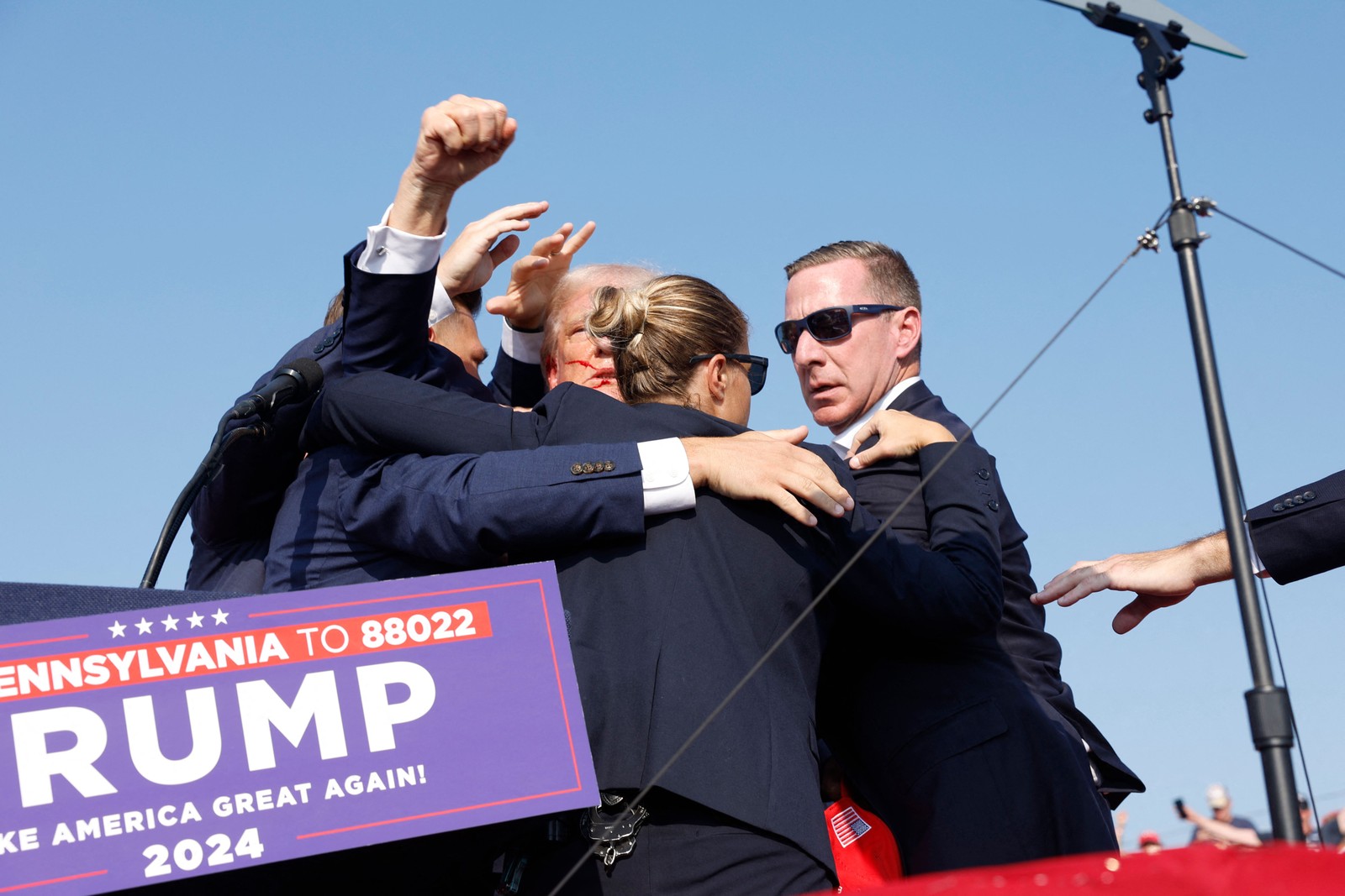 Trump cai do palco durante comício na Pensilvânia com sangue no rosto e após disparos serem ouvidos — Foto: AFP/Getty Images/ Anna Moneymaker