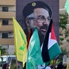 Retrato do comandante militar do Hezbollah, Fuad Shukr, durante protesto em Sidon, Líbano - Mahmoud ZAYYAT / AFP