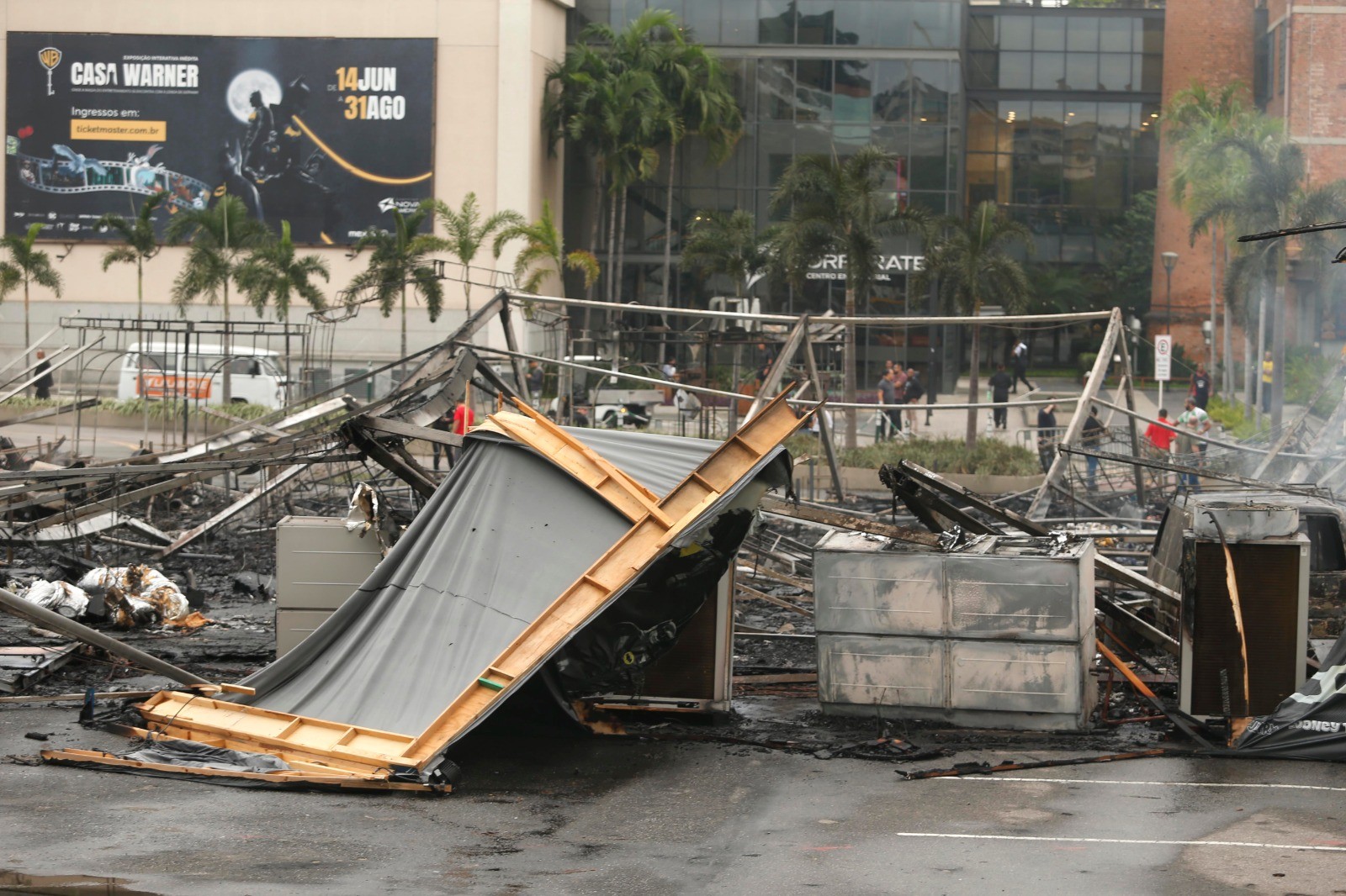 Uma perícia indicará o que causou o incêndio na Casa Warner — Foto: Fabiano Rocha / Agência O Globo