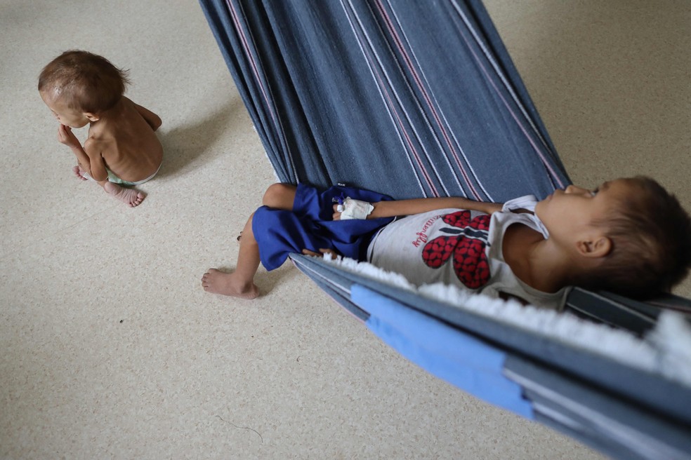 Crianças ianomâmis em hospital de Boa Vista — Foto: MICHAEL DANTAS / STR / AFP