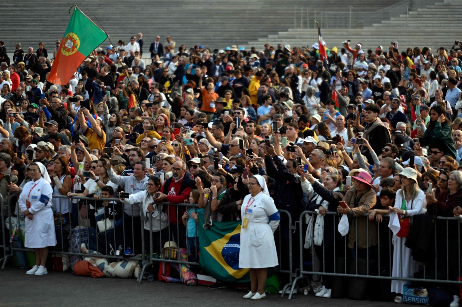 Papa Francisco chega ao Santuário de Fátima, em Portugal, durante Jornada Mundial da Juventude — Foto: Patricia DE MELO MOREIRA / AFP