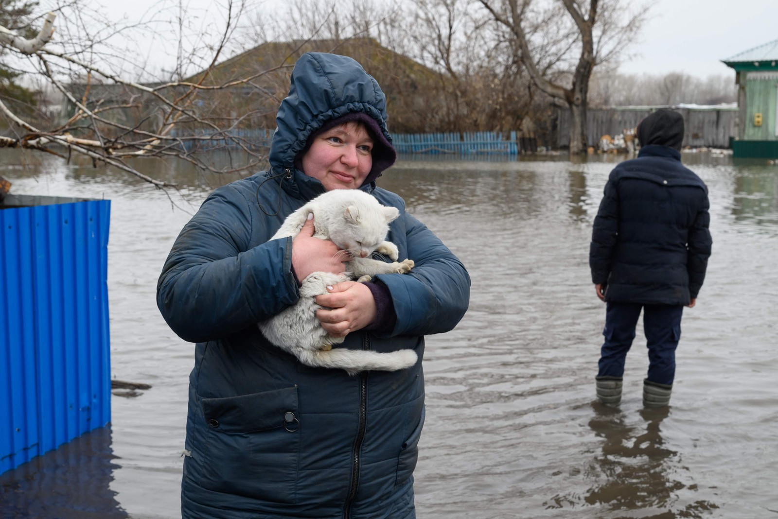 Moradora segura um gato em suas mãos no assentamento inundado de Pokrovka, no norte do Cazaquistão — Foto: Evgeniy Lukyanov / AFP