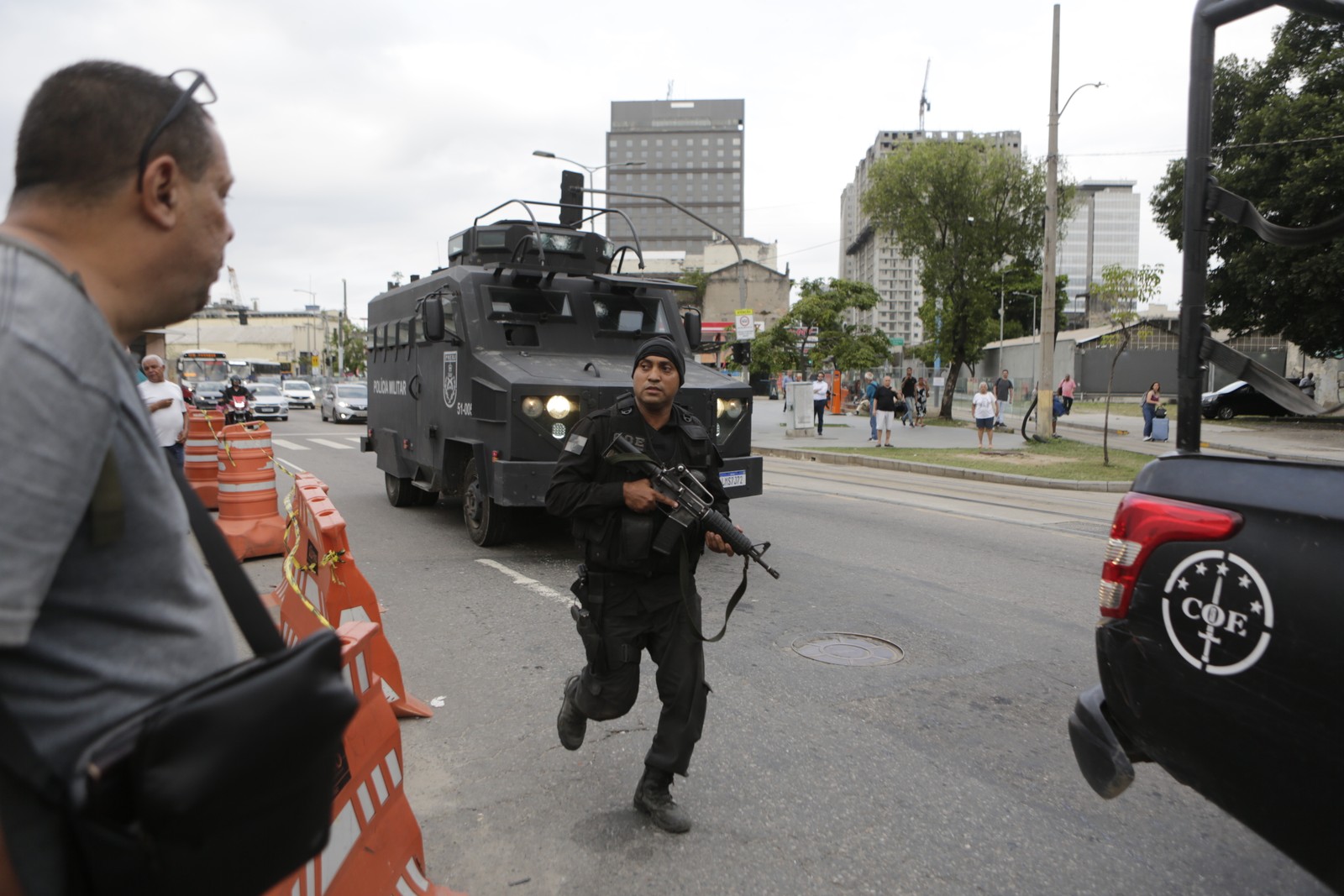 Homens do Bope chegam à Rodoviário Novo Rio — Foto: Alexandre Cassiano