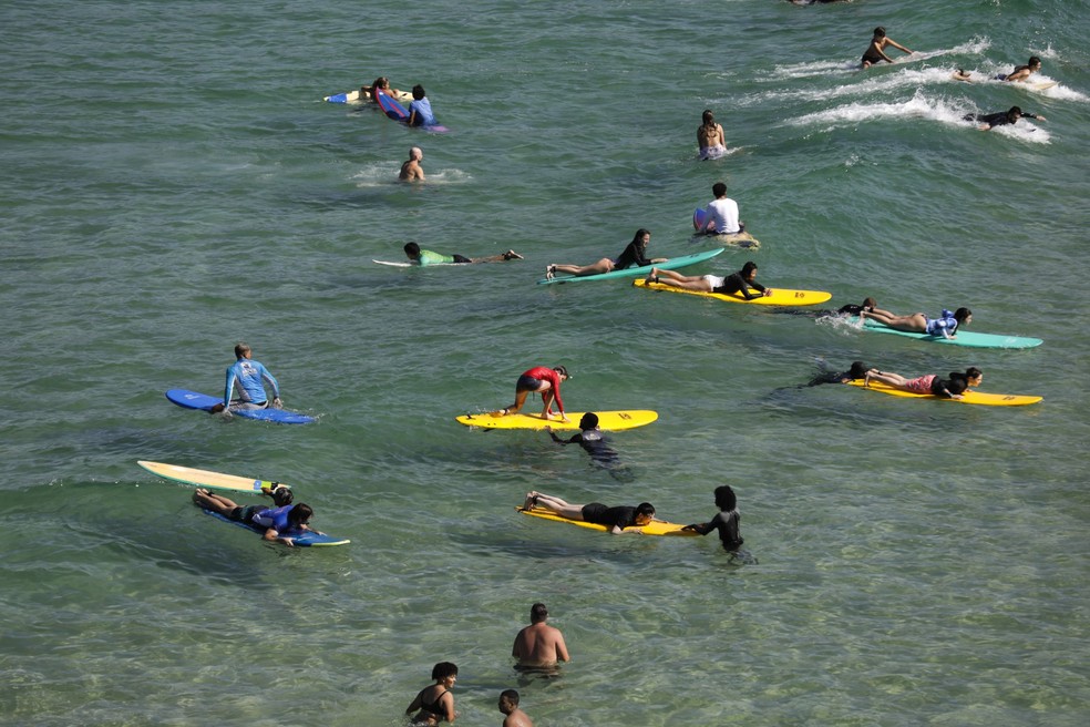 Aula de surf no Arpoador no primeiro final de semana do inverno, com sol forte e praia cheia — Foto: Gabriel de Paiva /Agência O Globo