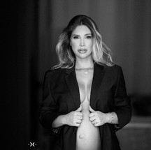 Casada com o jogador Hulk, Camila Ângelo exibiu barriga de gravidez em ensaio — Foto: Divulgação Davi Nascimento