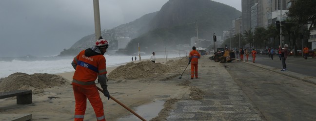 Com ressaca, mar na Praia do Leblon invadiu o calçadão e as pistas da orla — Foto: Fabiano Rocha/Agência O Globo