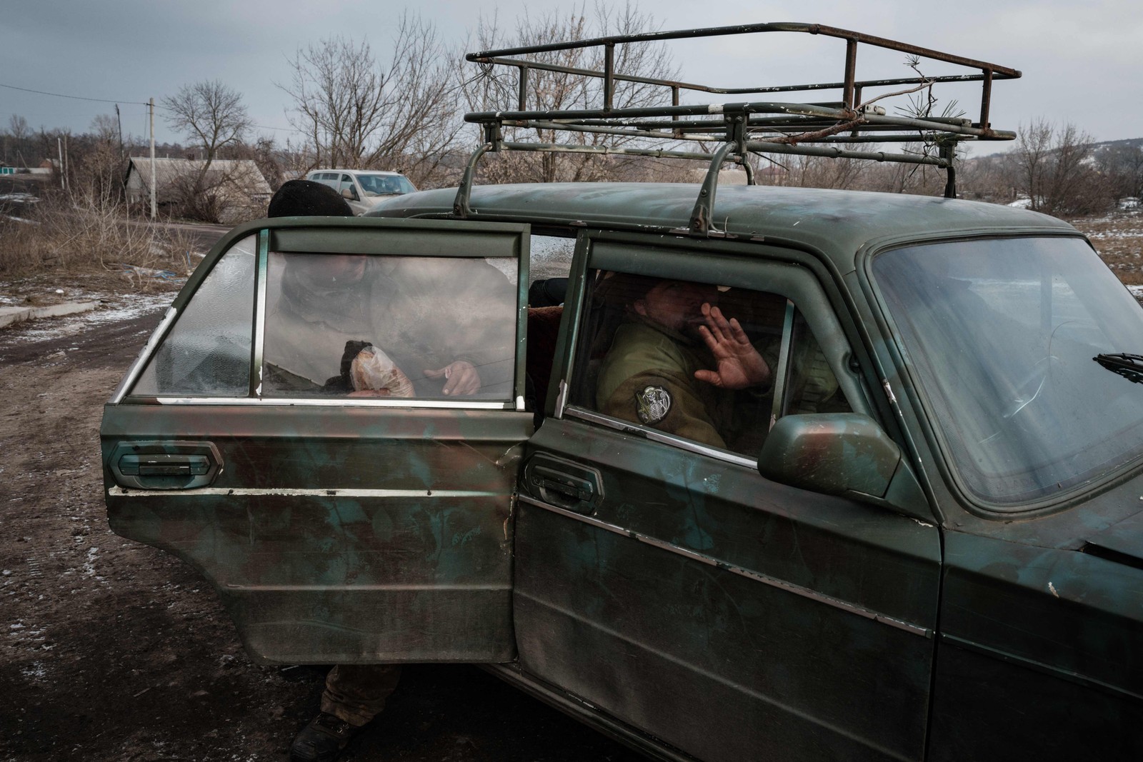 Soldado ucraniano acena de seu carro em Ozerne, durante a guerra — Foto: YASUYOSHI CHIBA/AFP