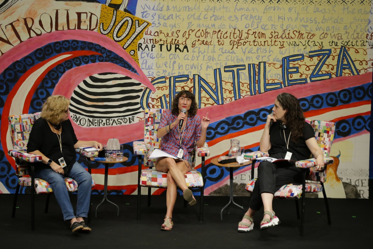 Flip 2023: da esquerda para direita, Flora Süssekind, Marion Aubert e Natalia Brizuela — Foto: Domingos Peixoto/Agência O Globo