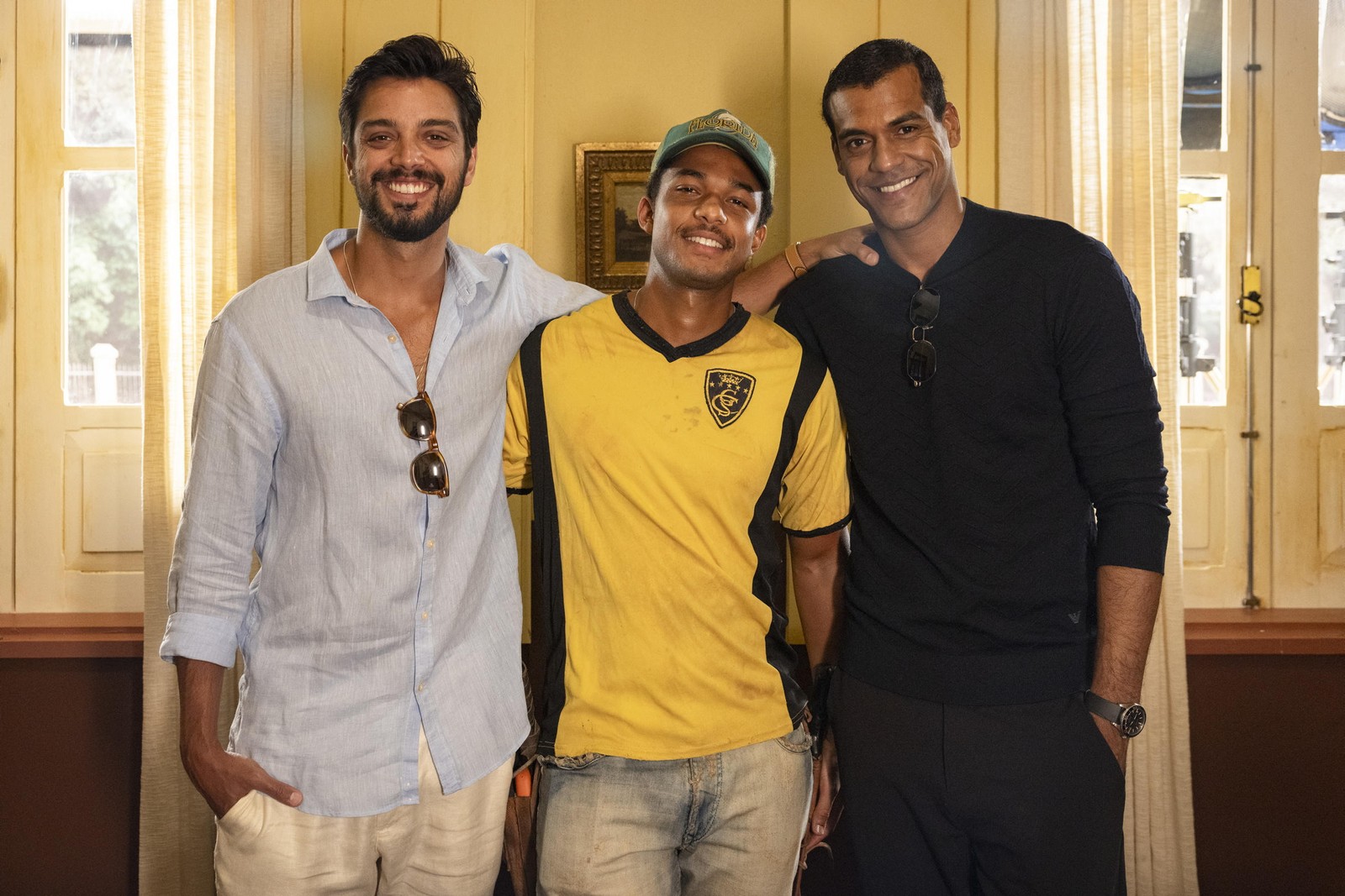 Os atores Rodrigo Simas, intérprete do personagem José Venâncio, Juan Paiva, como o personagem João Pedro, e Marcelo Mello Júnior, como José Bento, nos bastidores da novela "Renascer" — Foto: Fábio Rocha/TV Globo/Divulgação