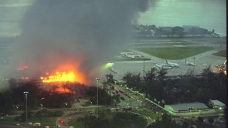 Em 98, o incêndio destruiu cerca de 70% do terminal de passageiro do prédio do Santos Dumont, no centro do Rio — Foto: Acervo O Globo/ Marcelo Carnaval