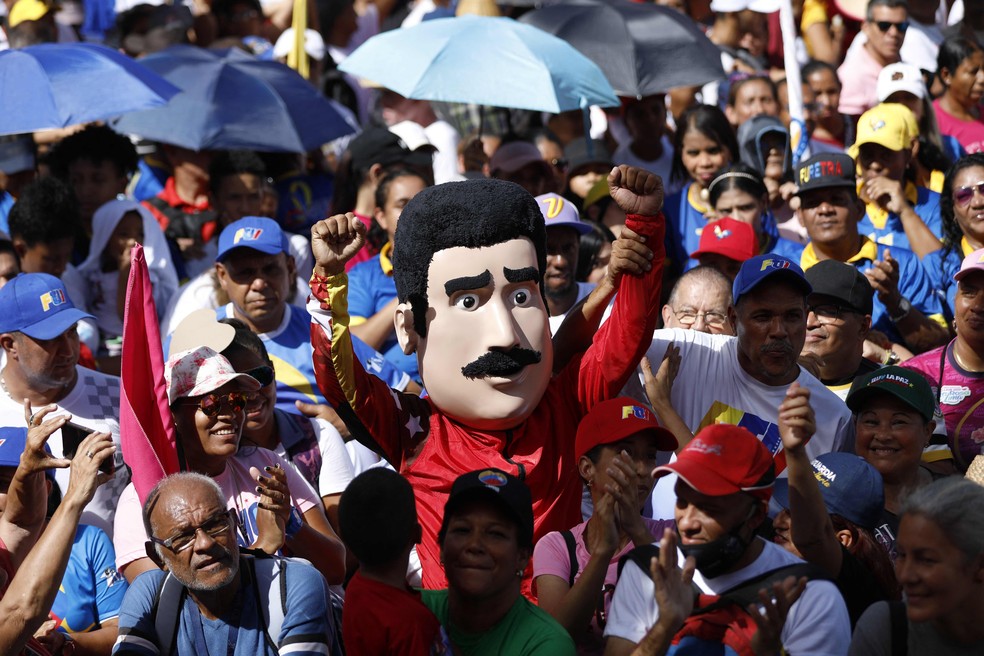 Apoiadores do presidente da Venezuela, Nicolás Maduro, antes de comício em Caracas — Foto: Pedro Rances Mattey / AFP