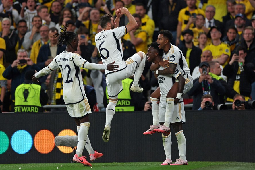 Vini Jr é celebrado pelos colegas de Real Madrid após marcar o segundo gol na final sobre o Borussia Dortmund